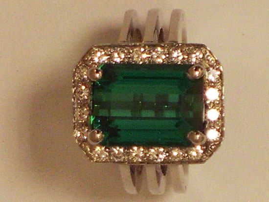 Emerald and diamond ring in yellow gold